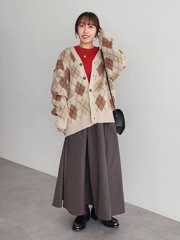 シーズンムードを高めるチェック柄スカートのクラシカルコーデ | 冬服 レディース