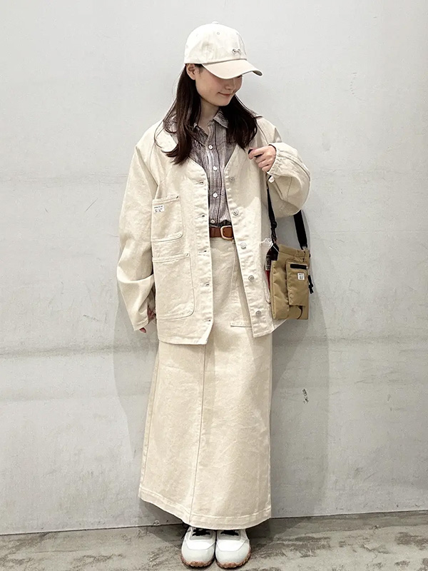 優しげカラーとスカートで取り入れやすいアイボリーのデニムonデニム | 10度 服装