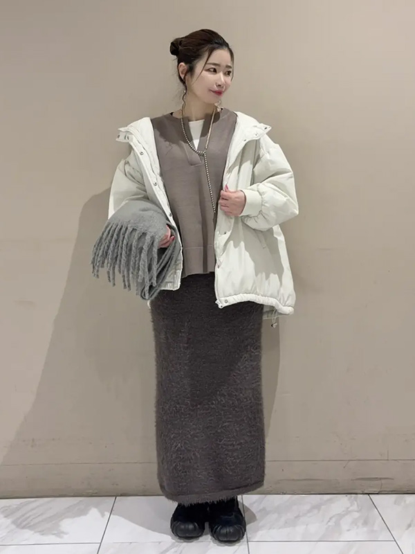 防寒に強いモンスターコートは淡色まとめでフェミニンに | 10度 服装