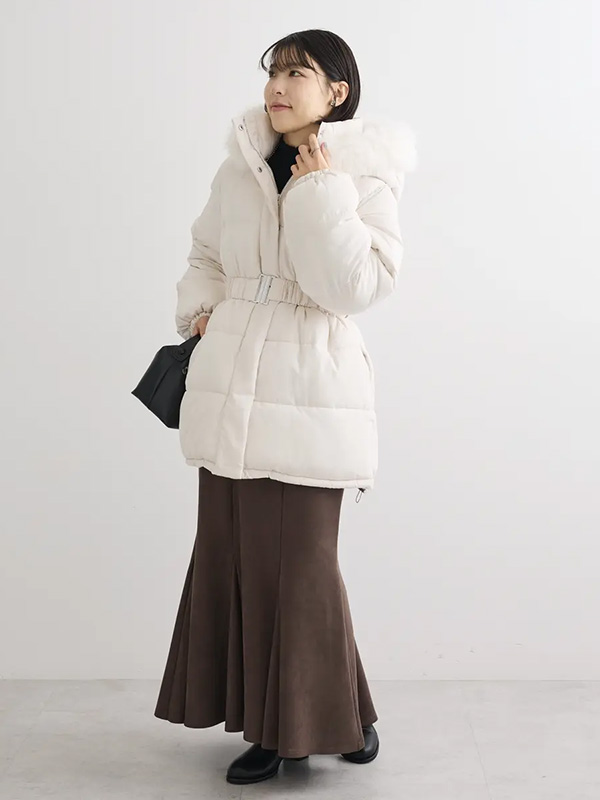 フェミニンコーデにマッチするホワイトカラーのダウン | 10度 服装