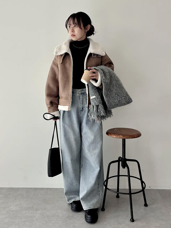 ラフに羽織っても今っぽいムートン&ボアジャケットのデニムカジュアル | 10度 服装