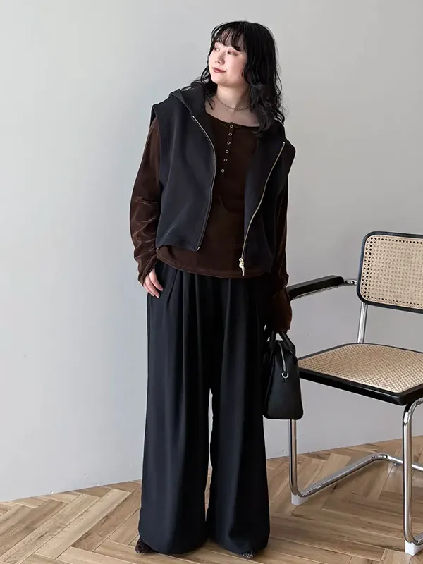ZIPベスト×シアーベロアトップスでつくる旬なモードカジュアル ｜気温17度の服装まとめ！最高/最低17度別のおすすめコーデ【2026最新】｜ストライプクラブ