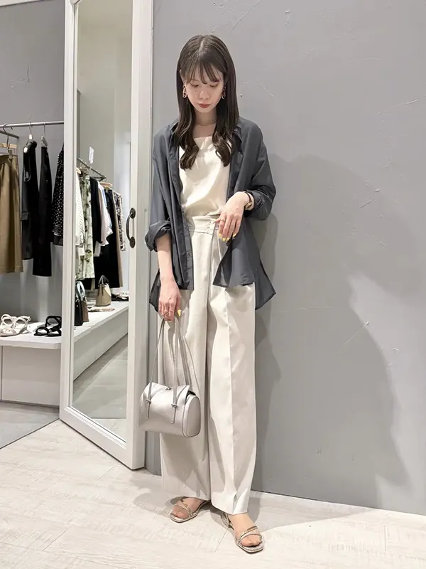 チャコールグレーのシアーシャツでトレンド感とシックなムードをコーデに添える | 23度 服装