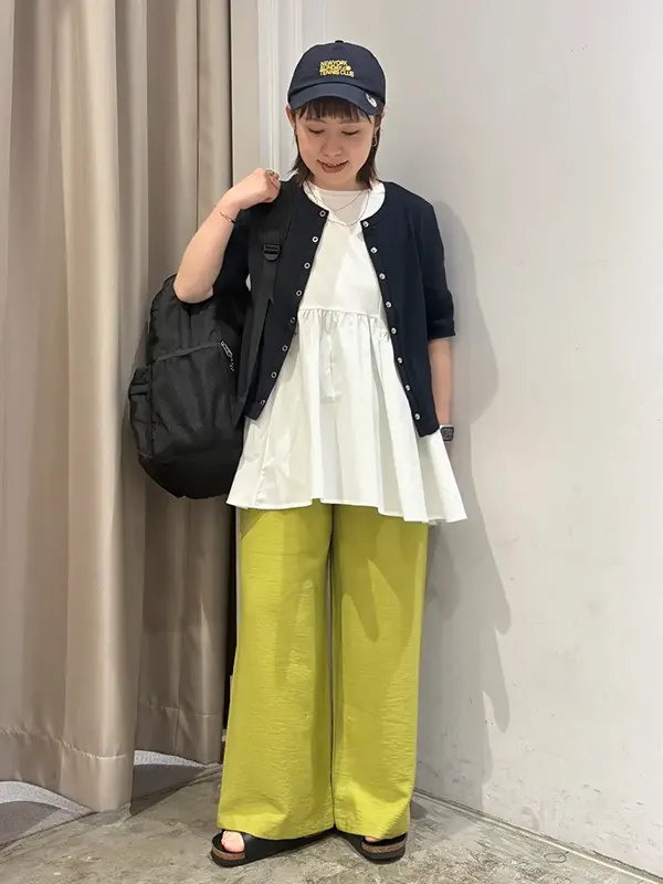 カジュアルスタイルを大人に格上げする機能性満載のすっきりカーディガン | 気温28度の服装