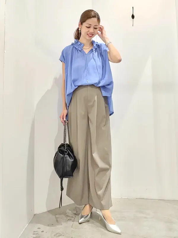 フレンチスリーブブラウス×ドライタッチパンツで涼しく華やかなお仕事スタイル | 気温28度の服装
