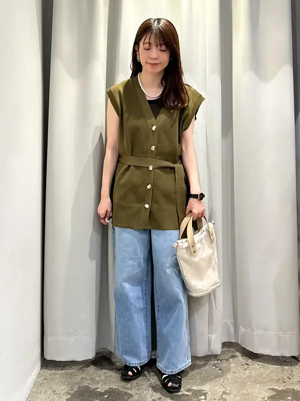 お祭りなどのイベントへは旬顔のニットジレを主役に迎えた大人なノースリーブスタイルで | 気温32度 服装