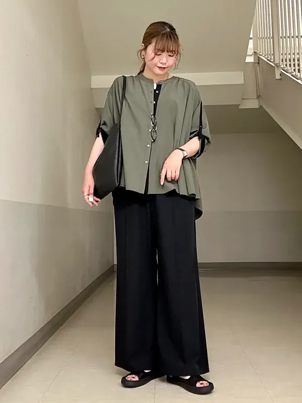 涼しさときちんとさで通勤も快適なマルチ機能パンツの大人シックコーデ | 気温32度 服装