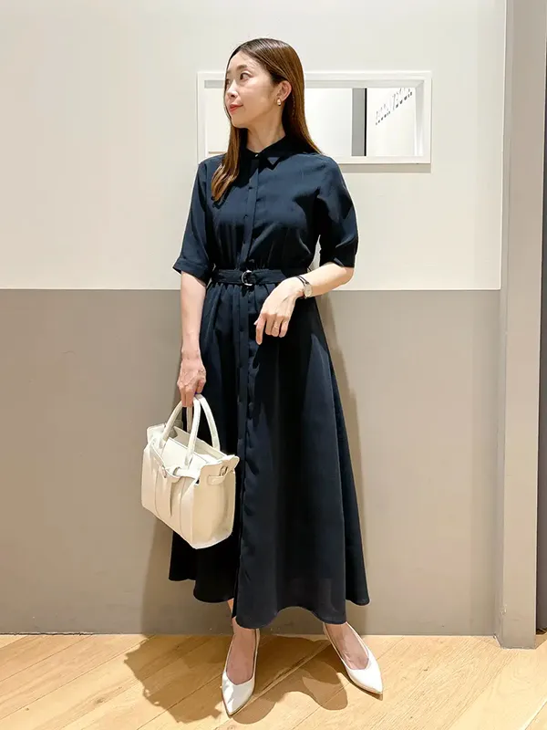 きちんとしたシーンにも映え軽やかに過ごせる接触冷感の大人ワンピーススタイル | 気温32度 服装