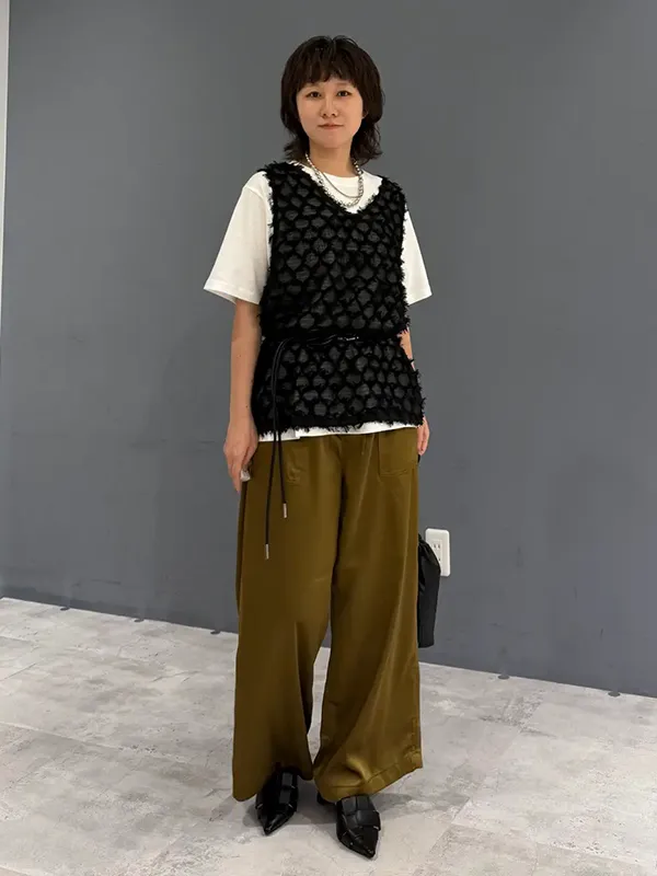 【シューズ・バッグ】大人カジュアルに馴染む「巾着バッグ＆グルカミュール」で小物から季節を進めて | 気温32度 服装