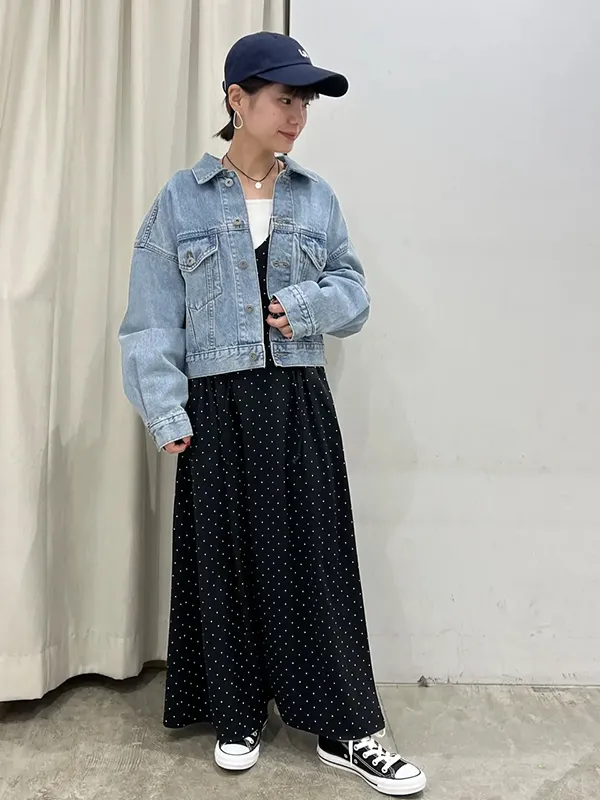 大人な洒落感を演出できるドット柄キャミワンピース×デニムジャケット | 春 夏 ワンピース コーデ