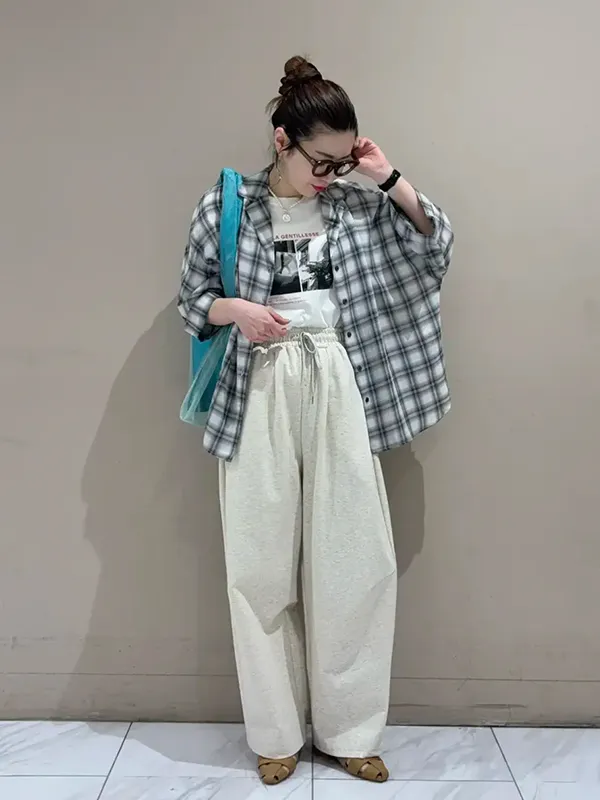 カジュアル派シアーシャツコーデのこなれ度を格段に上げてくれるデザインTシャツ | 春 夏 シアーシャツ コーデ