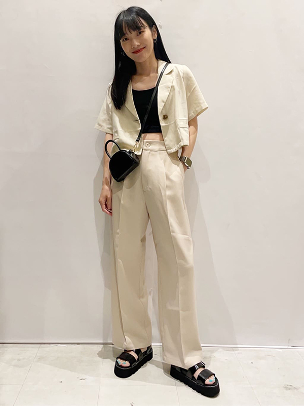 クロップド丈のインナーでヘルシーな肌見せスタイルを|夏 デート服